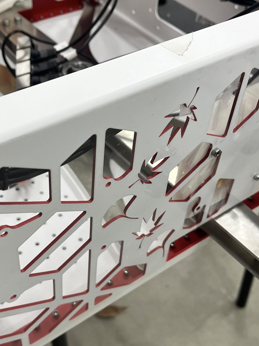 AresPjt2022's tweet photo. スポンサー様ご紹介：小林焼付塗装

ARES9の機体塗装をご支援頂いています。過酷な環境に耐える高強度な焼付塗装により、耐食性を実現しました。
肉抜き部の赤色の差し色や、上面パネルのグラデーションロゴなど、意匠面でも細部まで仕上げを施して頂きました。
温かいご支援に感謝申し上げます。 https://t.co/CW1m8k5ETj