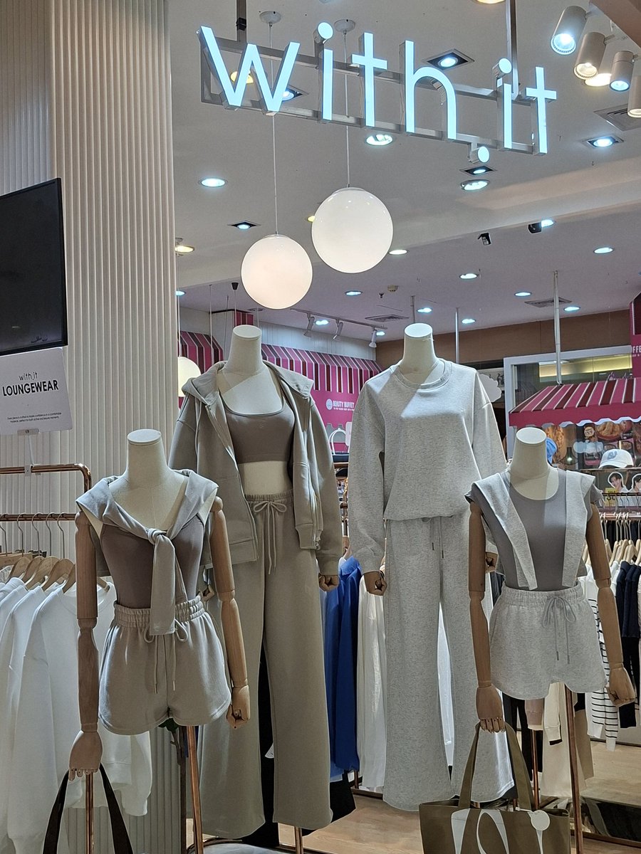 SAKURA_094_'s tweet photo. I went to the mall at Robinsons, there was an outfit that caught my eye, and I bought it.🫠🫠 https://t.co/7m9kEsdKl3