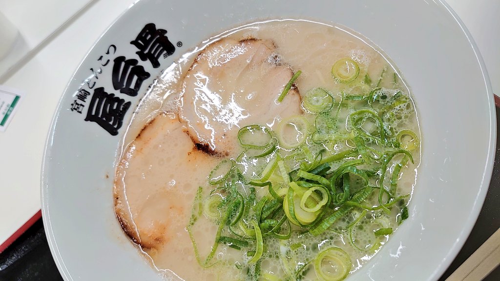 HikousenKuzira's tweet image. ランチにお出かけｵ㍋
宮﨑の豚骨ラーメン店屋台骨さんが関西に来てるので、イートインｵ㍋
ザ、豚骨。豚の香り、熱々で食べれる脂、ツルツルストレート細麺、卓上のにんにく醤油で味変、旨いｵ㍋
ギョウザもあったので餃子もｵ㍋

#オメガ
#OMEGA
#屋台骨