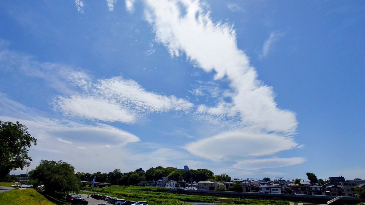 cloudstreeet's tweet photo. 気温30℃、天気も良いので、汗をかこうと思い、着込んでjog。帰って来たら昨日より5.3kg体重落ちた。給水しなきゃ!! https://t.co/0LVXqUt658