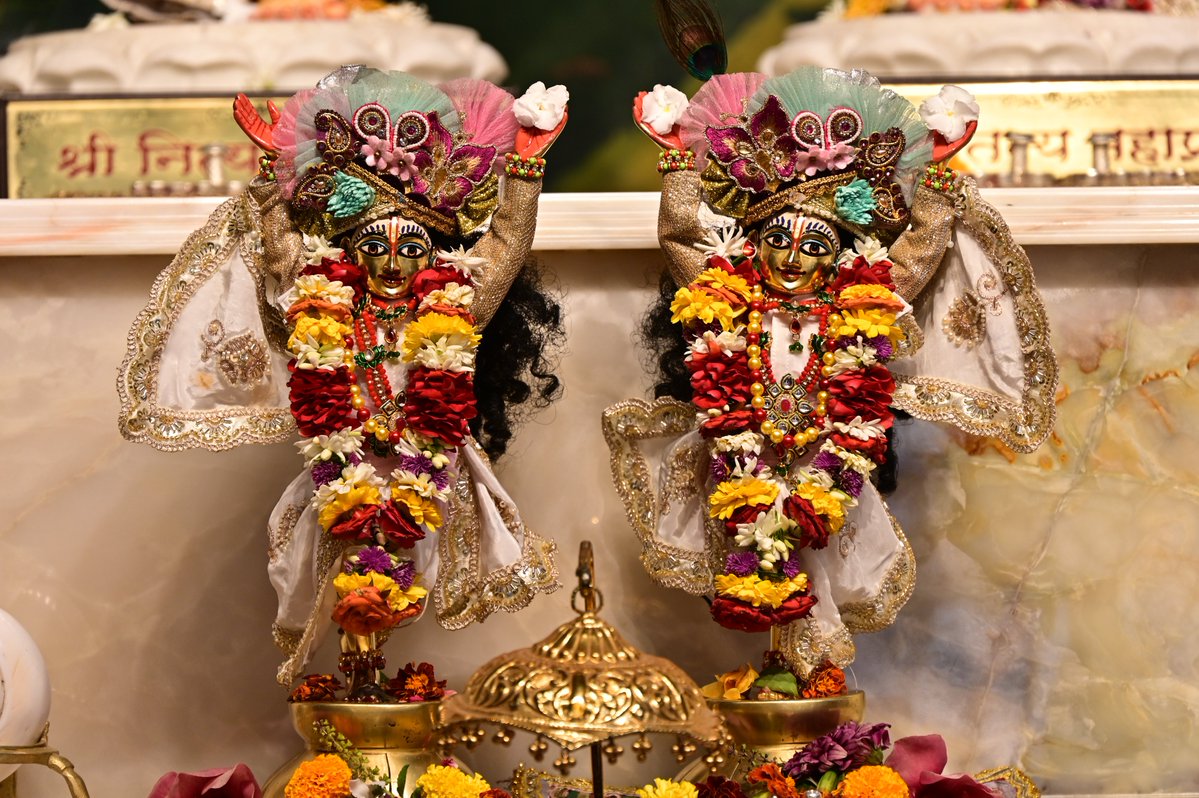 iskconcamppune's tweet image. 🚩Today's Darshan📿 🗓️ 4-5-2026 🚩#darshan #divinity #nayanotsava #spiritualcenter #mindcontrol #mantrameditation #harekṛiṣhna #harinam #iskcontemple #radhakrishna #radheradhe❤️ #vrindavandham