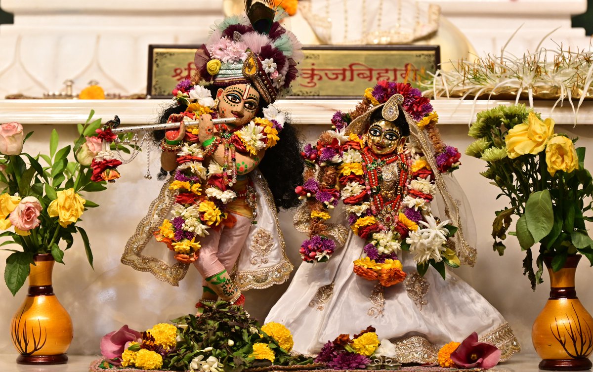 iskconcamppune's tweet image. 🚩Today's Darshan📿 🗓️ 4-5-2026 🚩#darshan #divinity #nayanotsava #spiritualcenter #mindcontrol #mantrameditation #harekṛiṣhna #harinam #iskcontemple #radhakrishna #radheradhe❤️ #vrindavandham