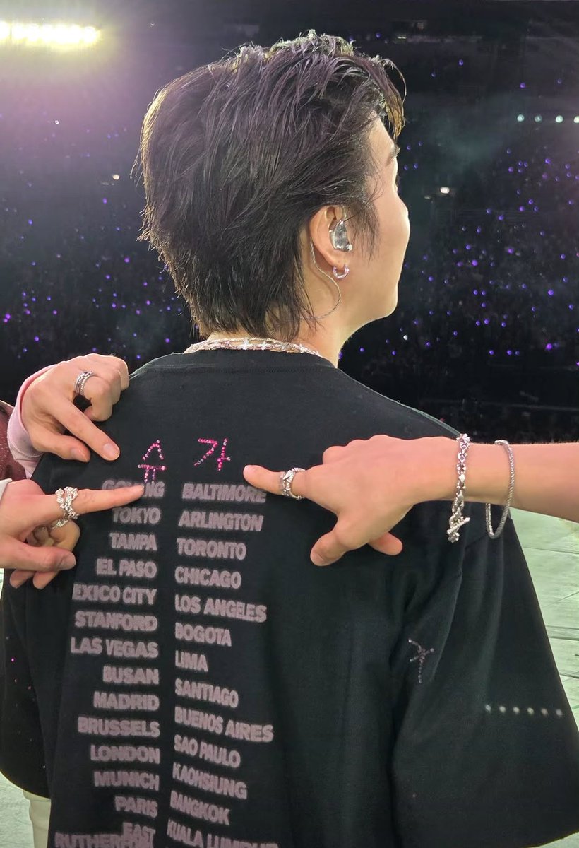 sucreyoongi's tweet photo. jungkook, hobi and seokjin pointing at yoongi's bedazzled "슈가" in jimin's story 🥹 ♡ they love him so much https://t.co/09NxoORrzL