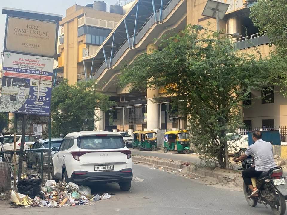 sheikh_ji1's tweet photo. @dtptraffic से अनुरोध हैं कि ओखला विहार मेट्रो से लेकर शाहीन बाग नाला रोड तक रोड पर कार खड़ी कर देते हैं जिसके चलते लोगों को बहुत परेशानी होती हैं।
@CMODelhi @DelhiPolice @gupta_rekha https://t.co/VK5rBQTs4Q