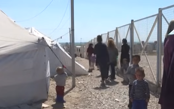 FamillesDes's tweet image. 4 mai 2026
+110 ENFANTS 🇫🇷
COUPABLES DE RIEN 
sont détenus depuis +7 ans
dans des conditions indignes
dans le camp-prison #Roj
Nord-Est #Syrie
en violation du droit international 
&amp;amp; de la Convention des  droits de l'enfant  
#RapatriezLes
@EmmanuelMacron @jnbarrot @francediplo