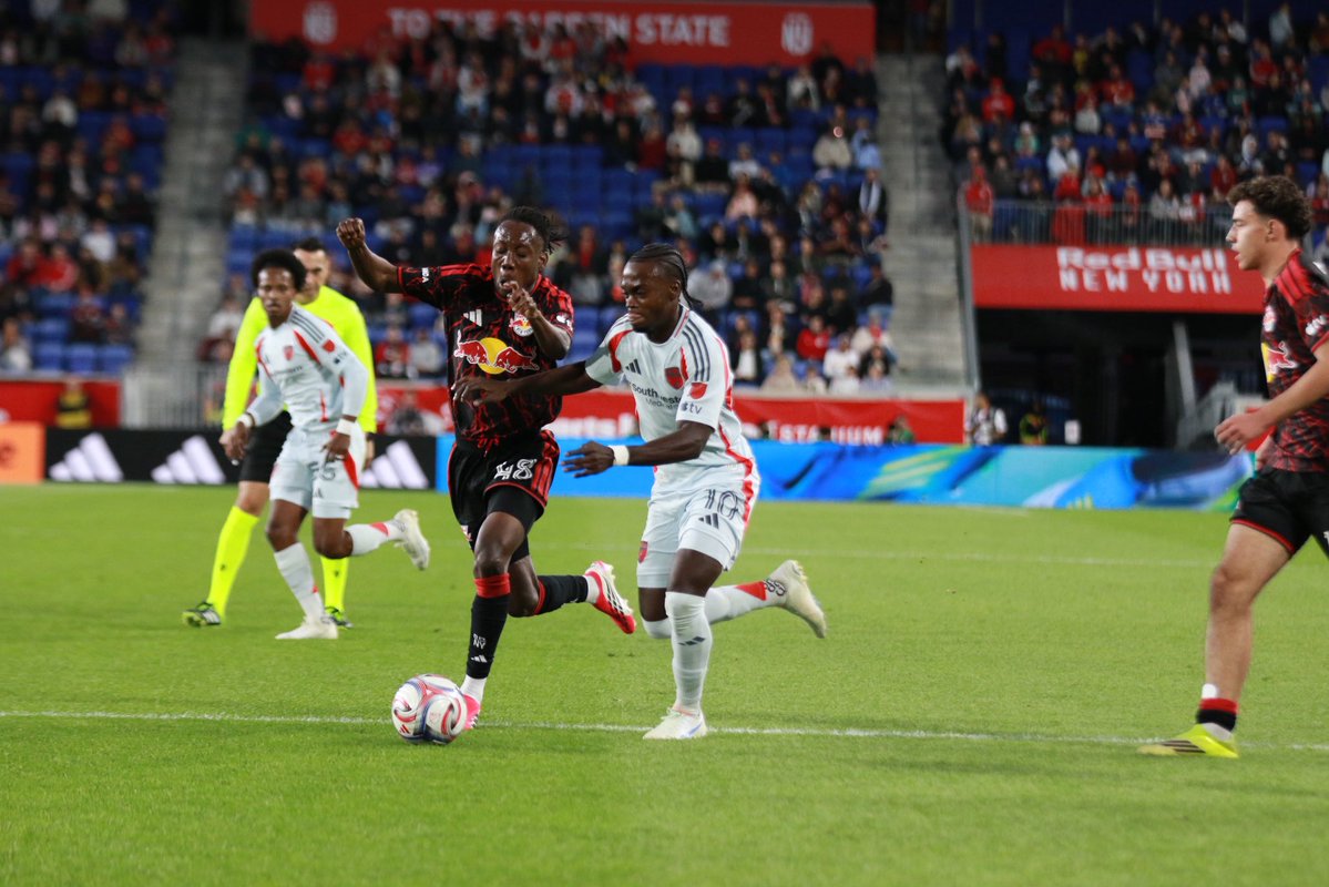 showfutboleo's tweet image. FC Dallas golpeó y venció 2-0 a Red Bull New York. Petar Musa abrió el marcador al 54’ y Samuel Sarver liquidó al 88’. RBNY tuvo intensidad, pero volvió a fallar donde más duele: sin gol, sin claridad y sin respuestas. Dallas fue orden, paciencia y contundencia.

 #MLS #RBNY