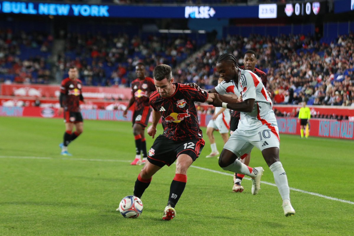 showfutboleo's tweet image. FC Dallas golpeó y venció 2-0 a Red Bull New York. Petar Musa abrió el marcador al 54’ y Samuel Sarver liquidó al 88’. RBNY tuvo intensidad, pero volvió a fallar donde más duele: sin gol, sin claridad y sin respuestas. Dallas fue orden, paciencia y contundencia.

 #MLS #RBNY