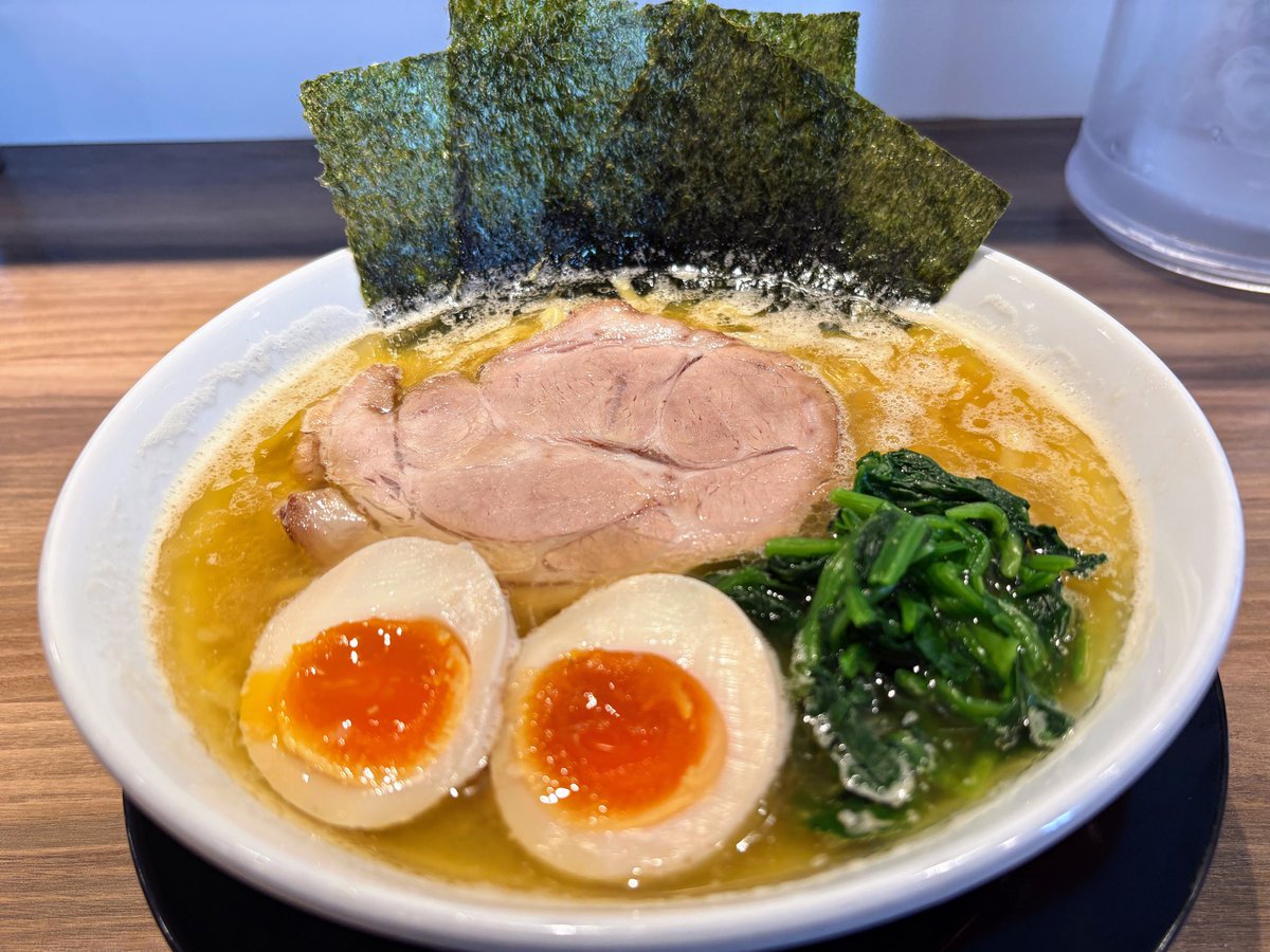 Sdeeplook's tweet photo. 今日のお昼はとんこつ醤油ラーメンで (@ 濃厚とんこつ醤油ラーメン田辺家 - @tanabeya_iekei
 - in 京田辺市, 京都府) https://t.co/VLAMcIzwFD https://t.co/10UfNW5YpV