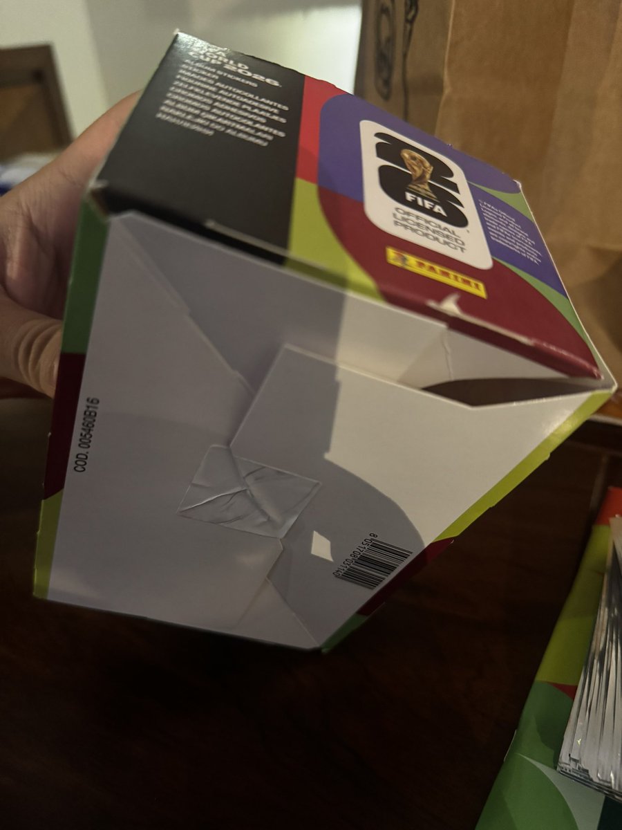 NameMetri's tweet photo. @RappiMexico @RappiMexico van 4 tweets y no me hacen caso. Compré mi caja de estampas del mundial con ustedes y se veía manipulada, la abro y solo venían 61 sobres de 100. No hacen caso por ningún medio. Fue por Rappi turbo florida. Regrésenme mi dinero. @Profeco https://t.co/d5MfyiRmE8