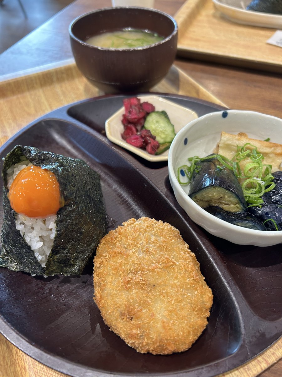 yokochin153604's tweet image. Good afternoon friends.

I’m visiting my favorite michi-no-eki Karako Kagi with my daughter, and having lunch.

After lunch, we’re enjoying shopping.

Today’s lunch
“Onigiri set”

#japanesefood 
#Nara