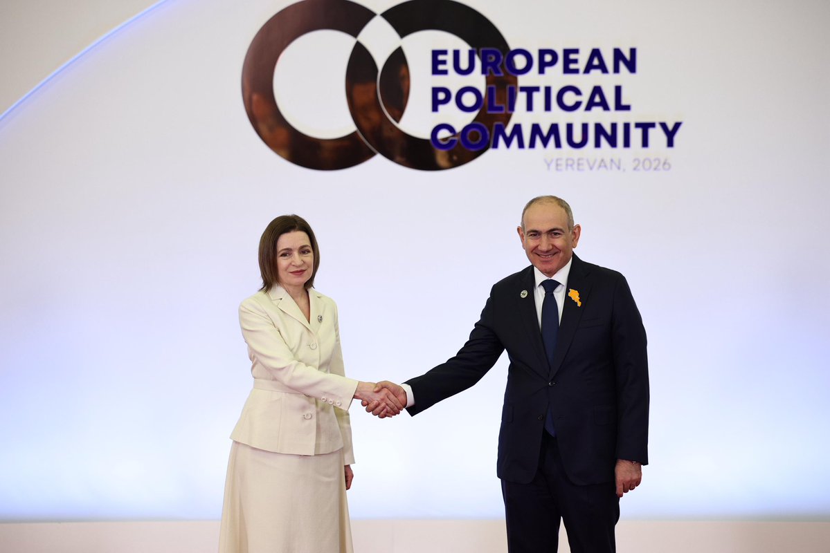EPCArmenia's tweet image. Prime Minister of the Republic of  #Armenia 🇦🇲 @NikolPashinyan welcomed President of the Republic of #Moldova 🇲🇩 @sandumaiamd upon her arrival at the 8th European Political Community Summit in Yerevan.
#EPCYerevan2026 #EPCArmenia