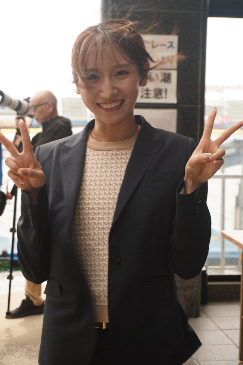sponichiboat's tweet photo. [ #ボートレースまるがめ　G2第11回 #レディースオールスター]
前検に一番乗りで到着したのは登録番号が一番下の #土屋蘭。髪が乱れているのは強風のせいです https://t.co/9EvPeFFOmA