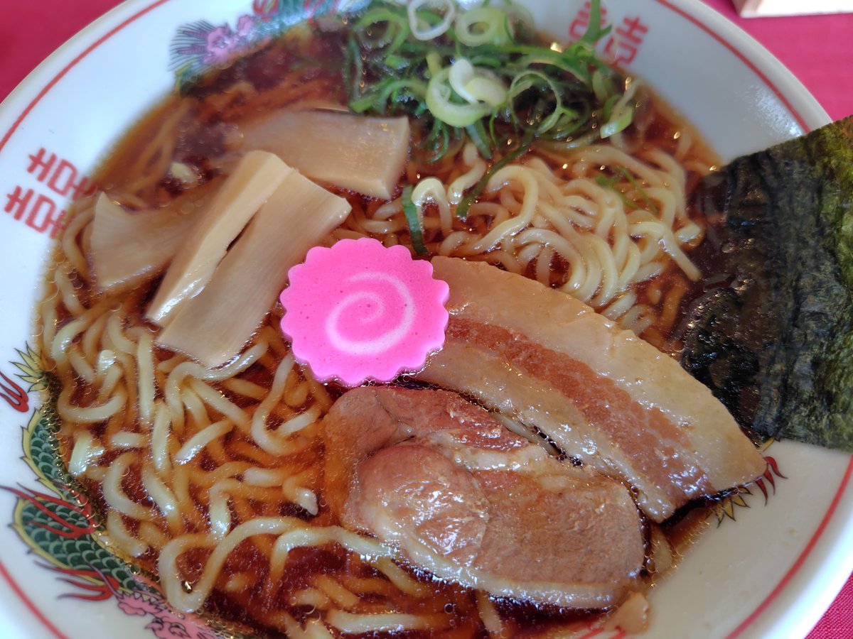 0u00929's tweet photo. さっき入ったうどん屋さん
客いないのに全てワンオペでやってるせいか、てんやわんや
12時に来店した2人組の客に
『もう肉がないから素うどんしかできない』
と言い、その10分後にきた6人組の客に、
『もう今日は無理です！』
と吐露する大将は最高でした。
写真は焦りすぎてダマが残ってる中華そば🍜 https://t.co/WzvtNeCiPx