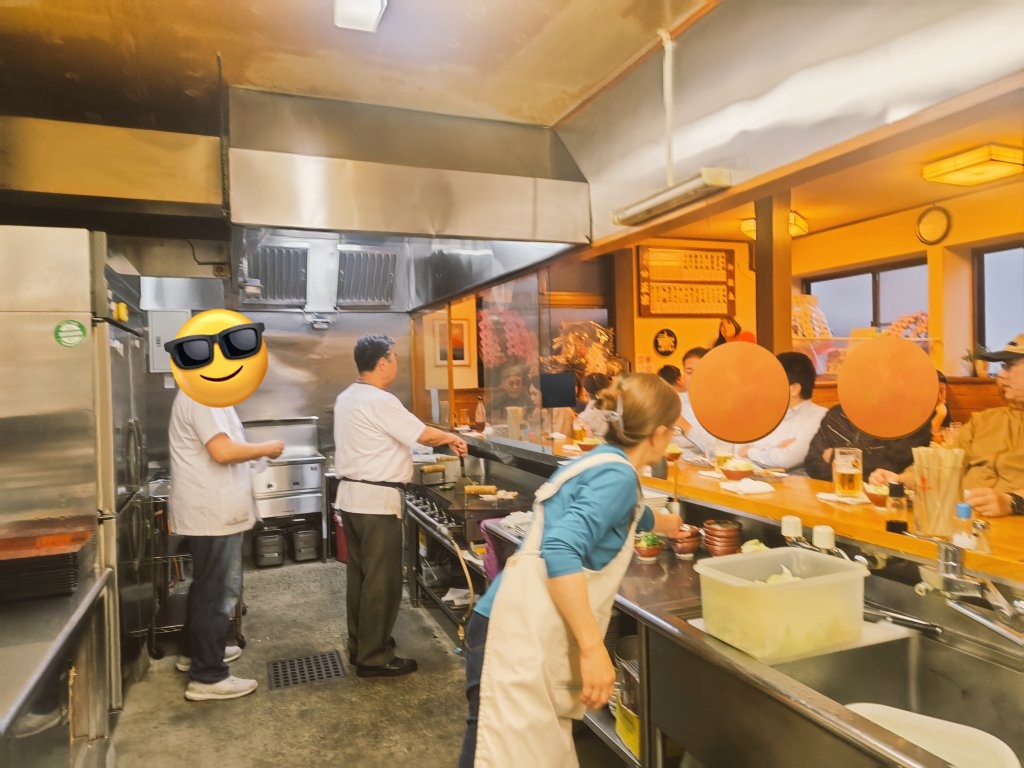 yakitoriseto's tweet photo. 5/4(月)は営業です‼️

例年に比べたら人出が少ないと感じるGWだけど昨日はそれなりの賑わいでした。県外からの常連の皆さんが多かったかな。
50周年記念キーホルダーもお渡し出来て良かった🎶

それに実は去年も来たんです、なんてお客様も数組🙌
本当にありがとうございます😊
#焼き鳥世渡 
#今治 https://t.co/dbcB5JFb5T