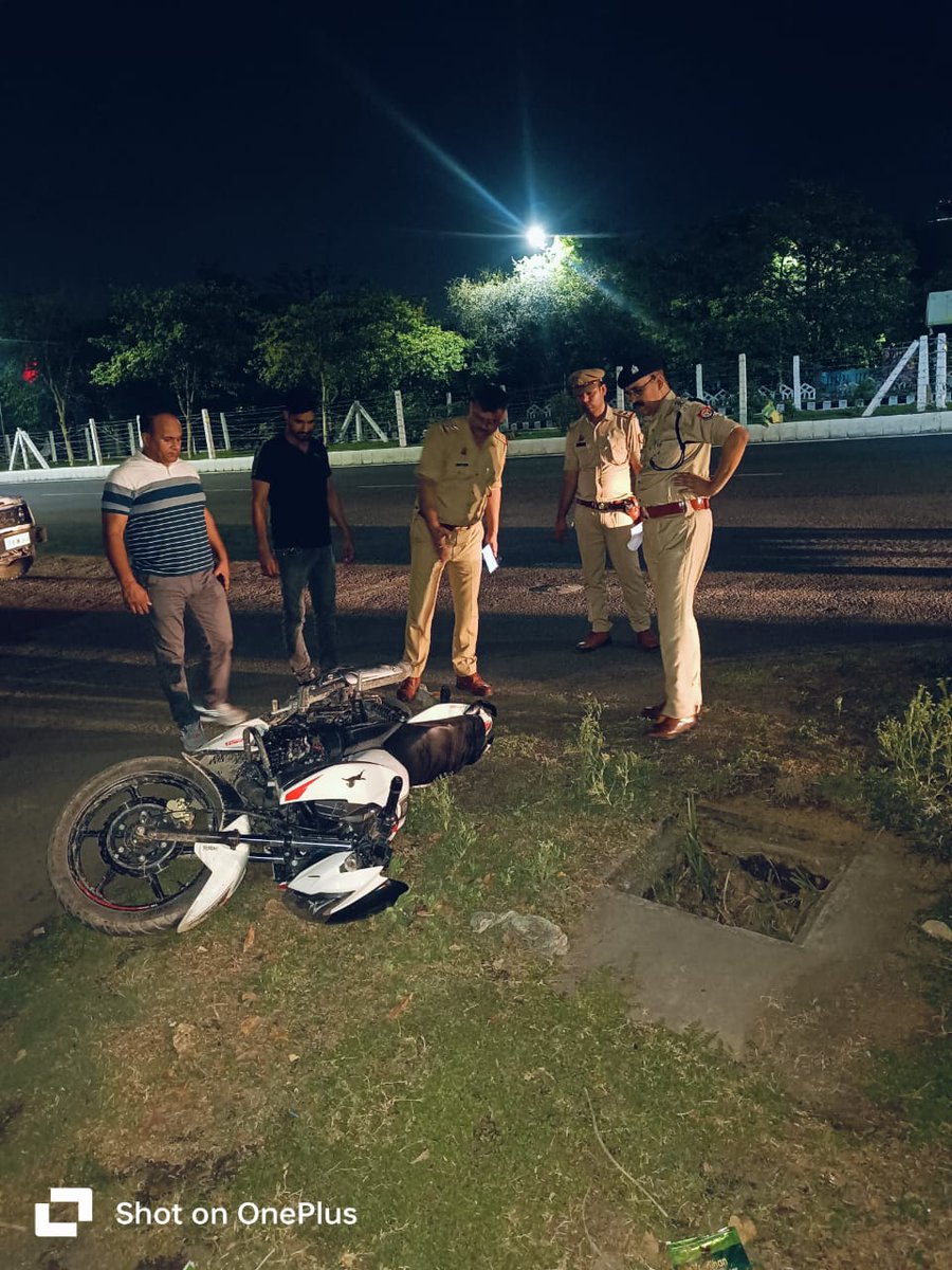 policemedianews's tweet image. ग्रेटर नोएडा पुलिस और बदमाशों के बीच मुठभेड़

ओमेक्स गोलचक्कर के पास जवाबी कार्रवाई में एक बदमाश घायल, चोरी की बाइक,लूटी गई सोने की चेन बरामद, दूसरा बदमाश फरार, तलाश जारी , बीटा 2 पुलिस ने घायल को अस्पताल भेजा
#Noida @noidapolice @Uppolice #policemedianews