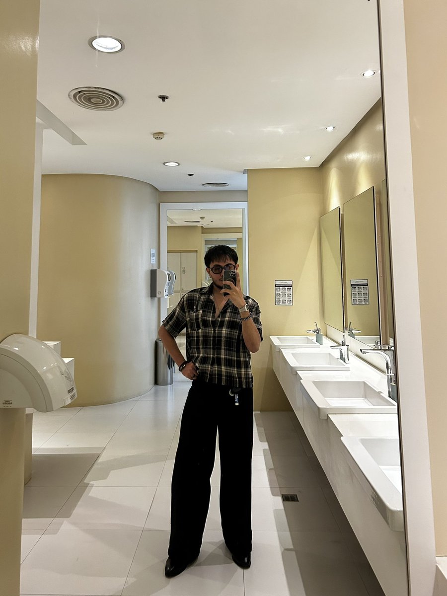 im_jibanez's tweet image. Less color, more classy 🖤

#outfit #classy #black
