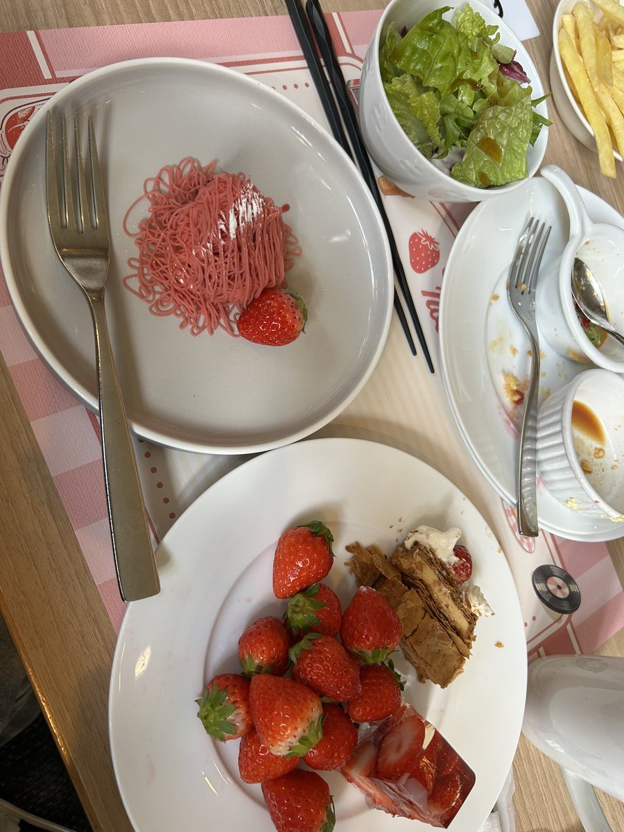 nnhsykr's tweet photo. GW昨日までの4連休だけだったけどヒルトン苺フェア満喫したりピザパしたりスシローいったりPAでラーメン食べたりとても楽しかった！
はやくお盆休みこい！！ https://t.co/ZRIRib8qRK