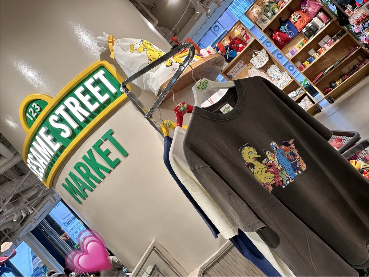 ジンペンさ〜ん
ジンくんが着てたセサミストリートのTシャツ大阪の阪神デパートの店舗にMサイズまだ数点残ってましたよ😊ユニセックスなのでMでも大きめ(5/3現在)
#BTS #JIN #진