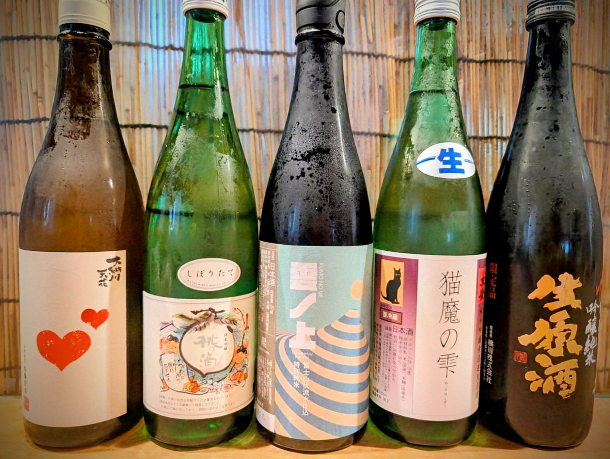 nanoka_718's tweet photo. こんにちは。
ゴールデンウィーク後半いかがお過ごしでしょうか😊

本日、日本酒を総入れ替えいたしました！
飲み比べセットもご用意しております。
ぜひご賞味ください✨

#桃の滴　#雲の上　#末廣　#大納川天花　#桃川　#日本酒　#七乃花 https://t.co/rOvlMVqLPn