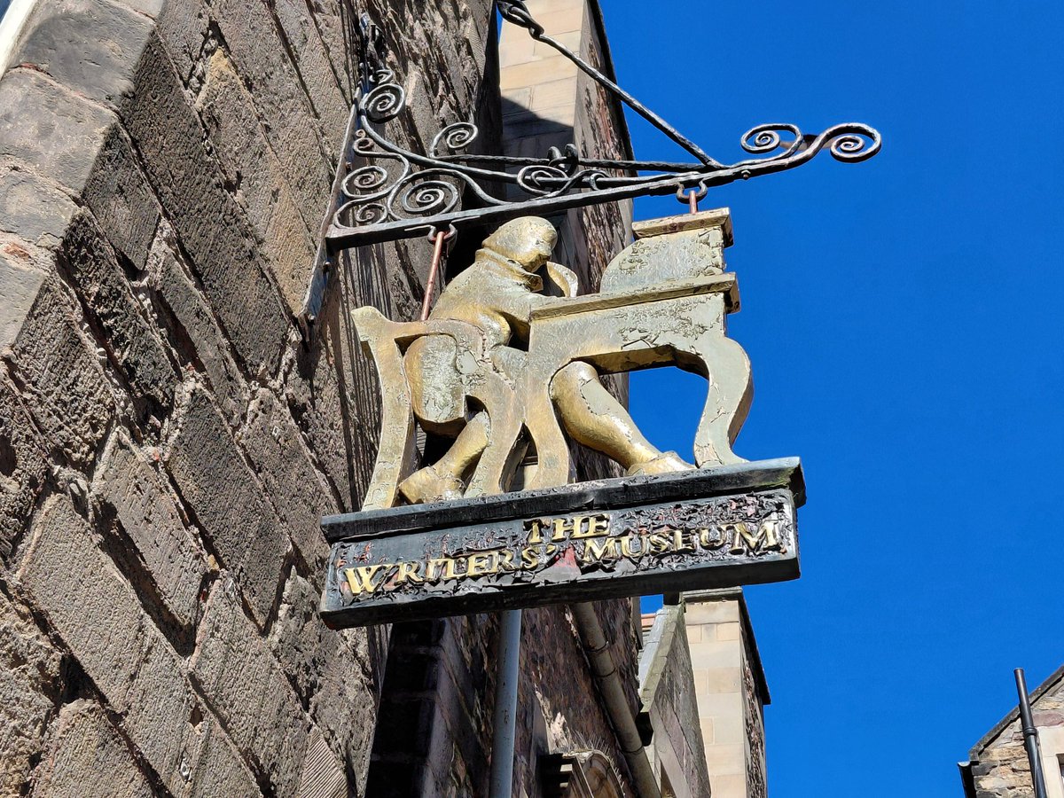 sandymb1956's tweet image. THE WRITERS MUSEUM(free entry)
Lawnmarket,Lady Stairs Close 
#Edinburgh under blue sky last wk.
In pic the MURIEL SPARK slab one of many interesting slabs around the outside of the museum relating to Scottish literature. #AuldReekie
@Edin_the_walk #books 📚 #poetry #EDINBURGH