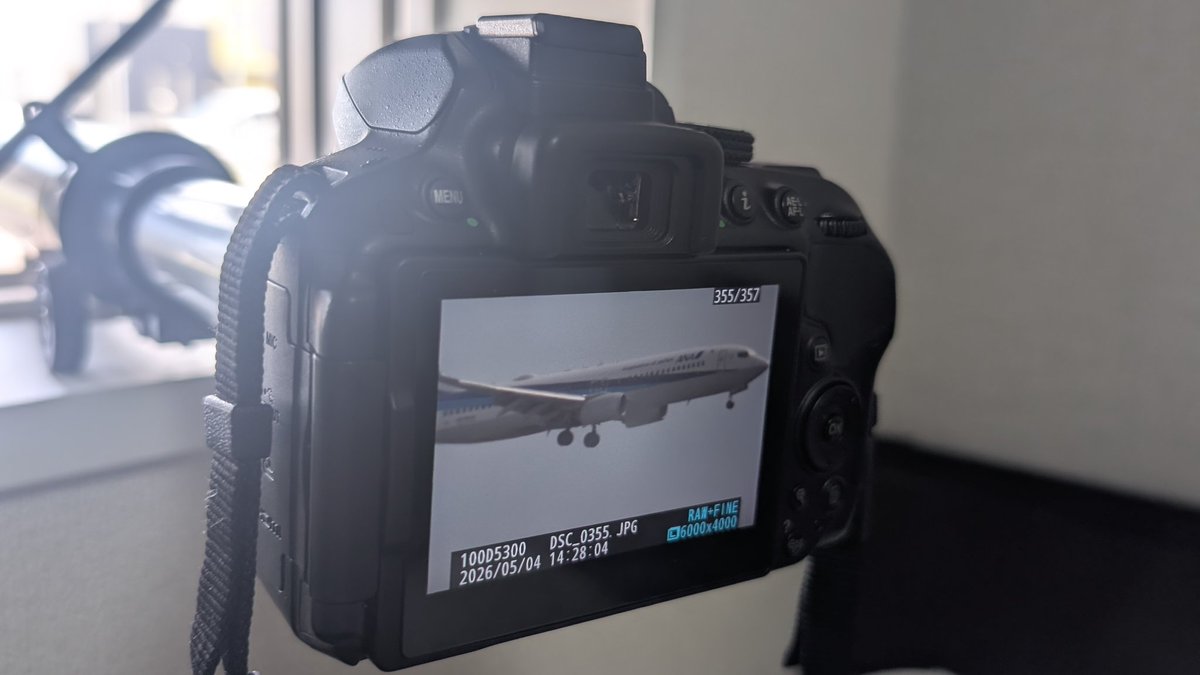 pkki108's tweet photo. 天体望遠鏡で家から飛行機撮影できることに気付いた笑
#飛行機 https://t.co/R934dZMB9f