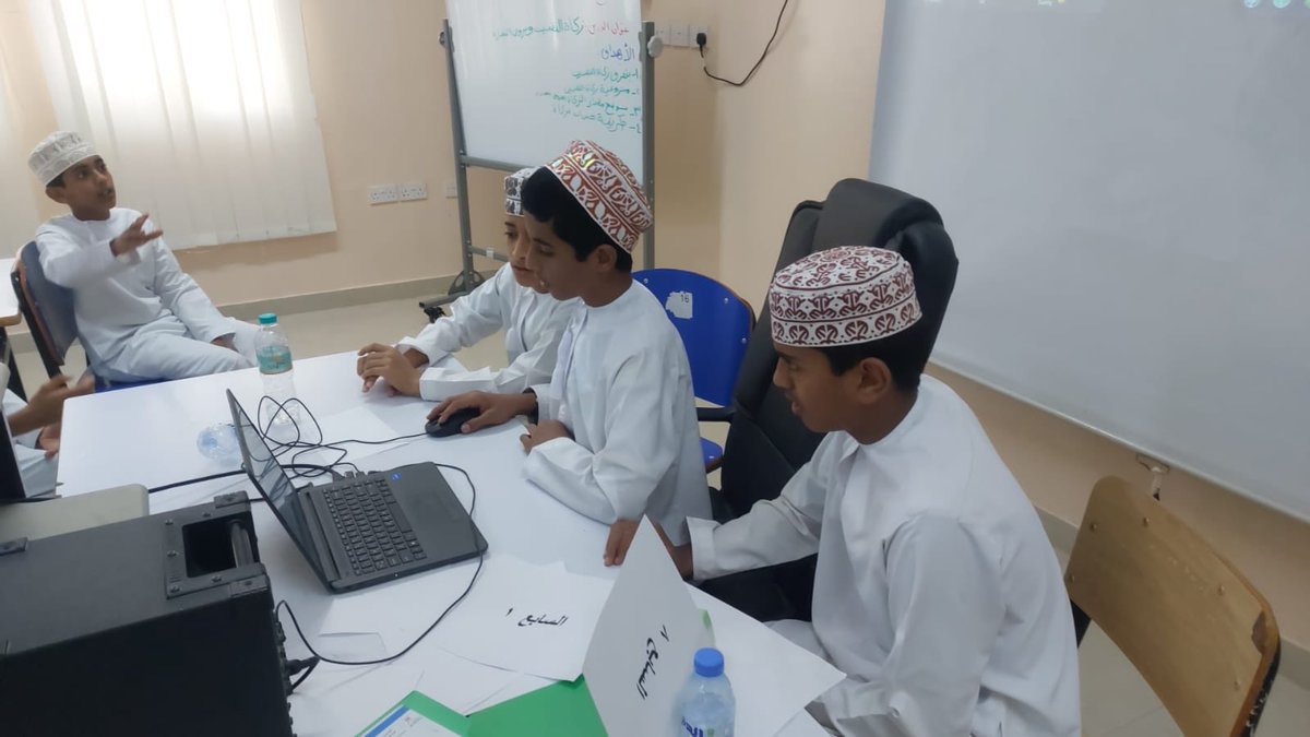 EduGovSsq5237's tweet photo. نظّمت جماعة مصادر التعلّم مسابقة ثقافية لطلبة الصف السابع، بإشراف الأستاذ حمد الساعدي، وسط أجواء من التفاعل والحماس، حيث هدفت المسابقة إلى تعزيز المعرفة وتنمية روح التنافس الإيجابي بين الطلبة. https://t.co/nV58YYMpNP