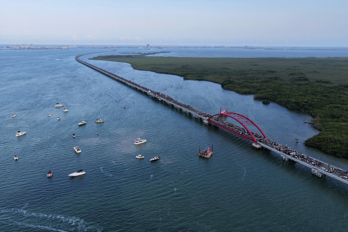 Planoinforma's tweet image. 🌉🚗 La presidenta Claudia Sheinbaum inauguró el puente vehicular Nichupté en Cancún
📏 Tiene una longitud de 11.2 km
⏱️ Reduce traslados de más de 2 horas a solo 10 minutos
🚴 Incluye tres carriles y ciclovía bidireccional

Nota completa: tinyurl.com/422jr63c
#Nacionales