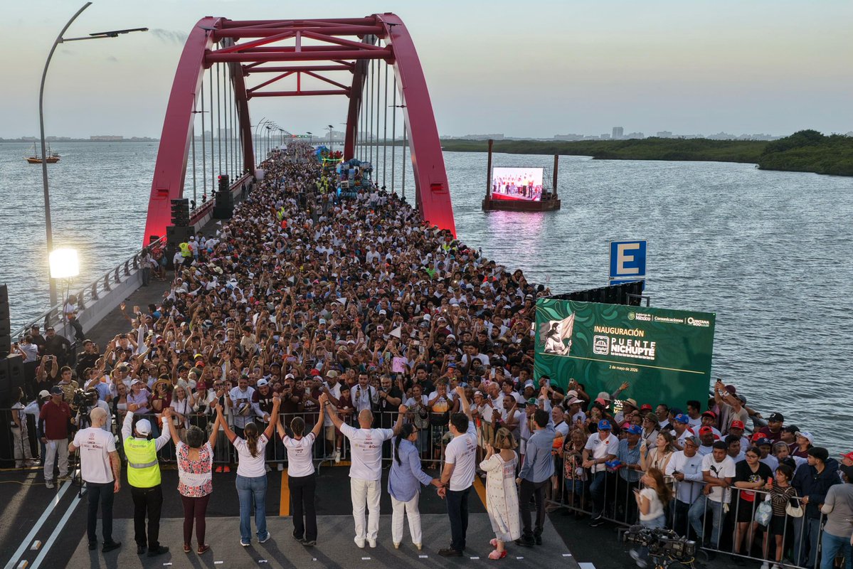 Planoinforma's tweet image. 🌉🚗 La presidenta Claudia Sheinbaum inauguró el puente vehicular Nichupté en Cancún
📏 Tiene una longitud de 11.2 km
⏱️ Reduce traslados de más de 2 horas a solo 10 minutos
🚴 Incluye tres carriles y ciclovía bidireccional

Nota completa: tinyurl.com/422jr63c
#Nacionales