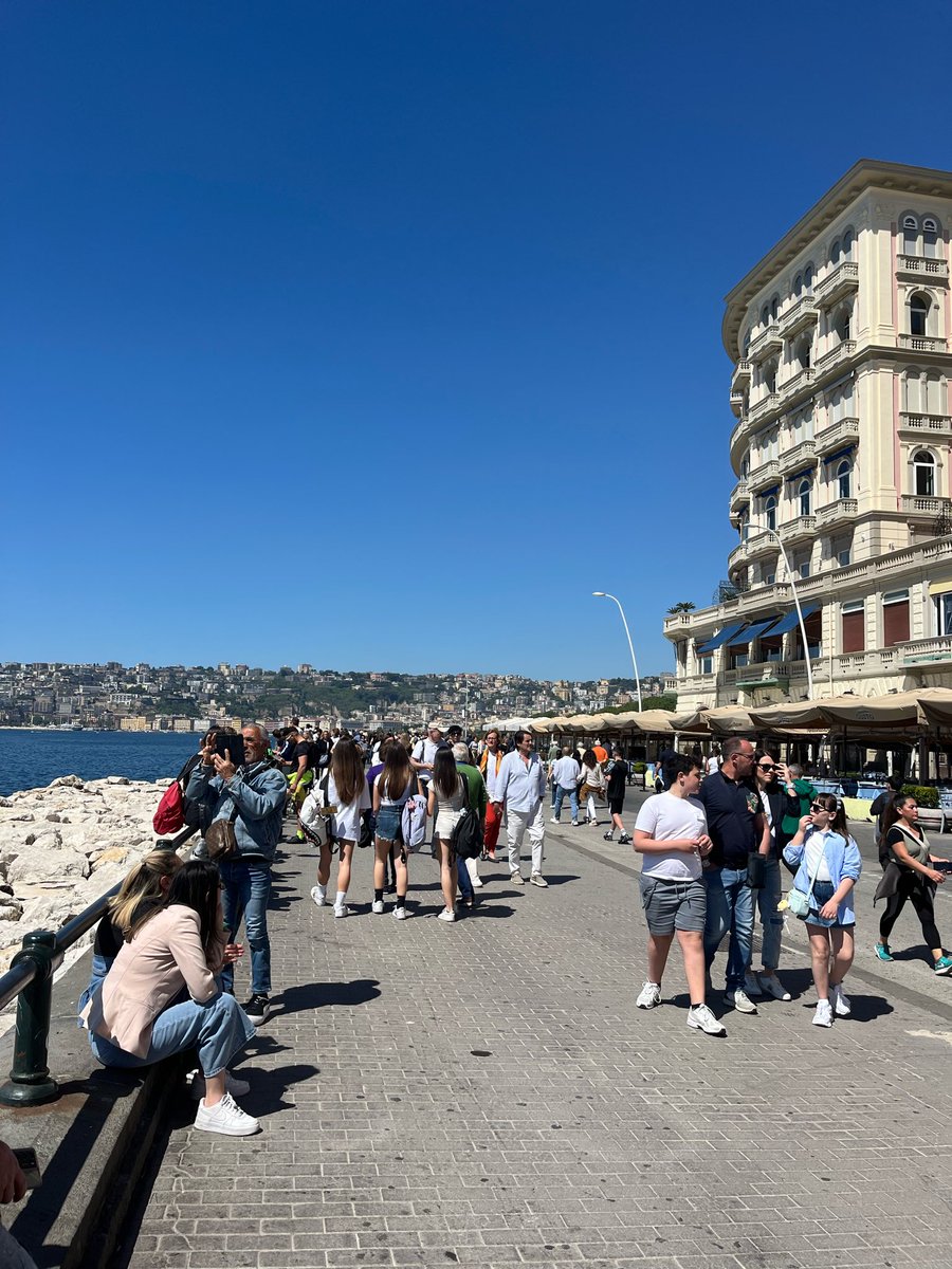 AnnaMariaDeFalc's tweet image. Buongiorno da #Napoli 

e serena settimana a tutti (senza ponti per cui gioire! 😩😂💙)