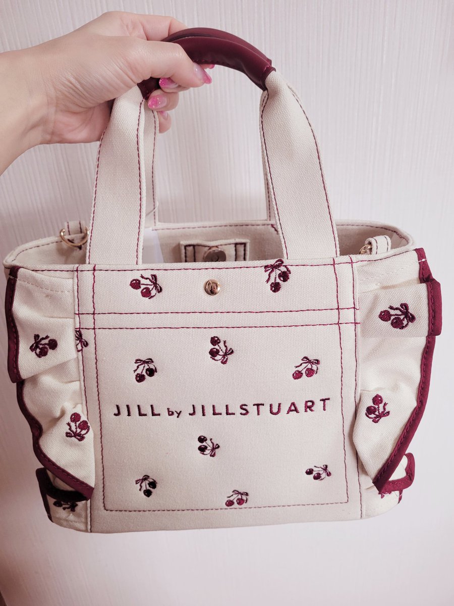 kanamaru1107's tweet photo. 一目惚れして買ったJILLのバッグ届いた🥹🩷
さくらんぼの刺繍可愛すぎるし､色味も落ち着いた赤だから色んな服に合わせやすそうでよき🍒
早くこれ持ってお出かけしたいな🐰🎀 https://t.co/JU4mMsG6Tf