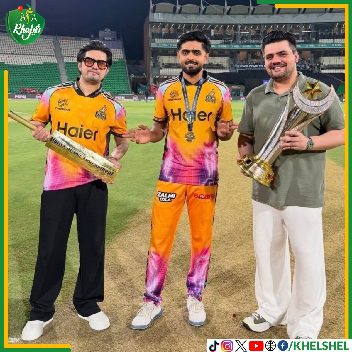 khelshel's tweet image. Babar Azam shares the trophy and best batsmen of the #PSL11 award with his brothers.

#Cricket | #Pakistan | #BabarAzam | #PeshawarZalmi