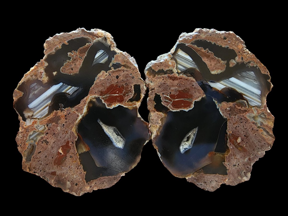 SrlGemstone's tweet image. Double window thunderegg ; a waterline blessed with the #infinity symbol and a door leading to the #cave of wisdom. #agate #thunderegg #crystals #natural