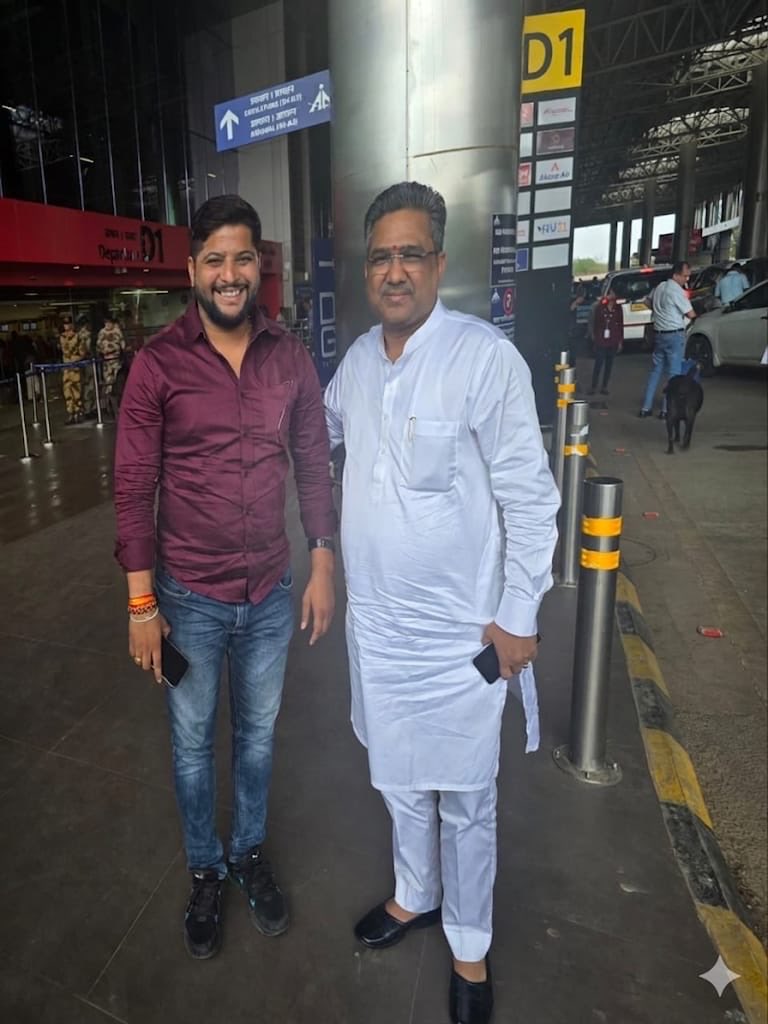 RChandode's tweet photo. 2014 मधील ऐतिहासिक विजयाचे रणनीतीकार, पश्चिम बंगाल मधील अभूतपूर्व विजयाचे शिल्पकार, पडद्यामागील रियल हिरो श्री.सुनीलजी बन्सल .. दोन वर्षांपूर्वी त्यांची भेट घेण्याची संधी मिळाली. एकत्र काही तास व्यतीत केल्यानंतर हे व्यक्तिमत्व किती उत्तुंग आहे याची जाणीव झाली. 
 @sunilbansalbjp https://t.co/Z9Xc4nFqm9