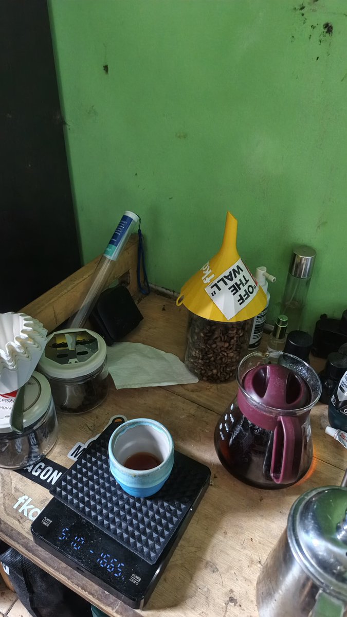 refdlr's tweet photo. Pagi tadi nyeduh di kamar dan masih dengan B75 dripper. Kali ini pake beans hasil experimen infused yang kayanya gagal wkwkwk. Grindsize sepertinya sudah bener, flowrate air juga aman, rasa kopi nya pun better daripada yang kemarin. https://t.co/jqLoP1ylao