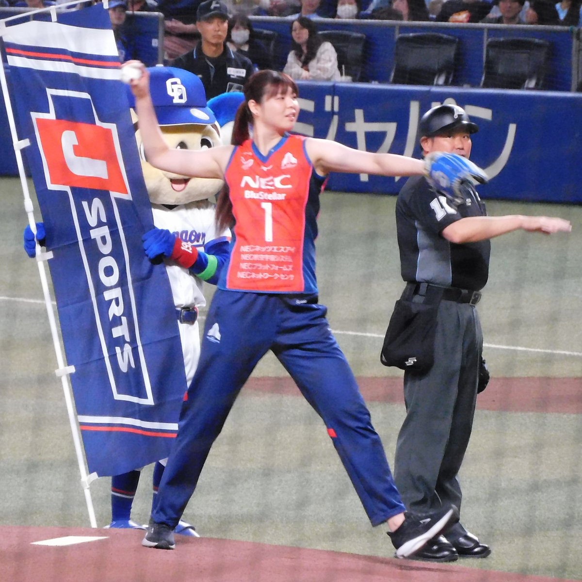 山田二千華、184cm長身でノーバンストライク始球式
