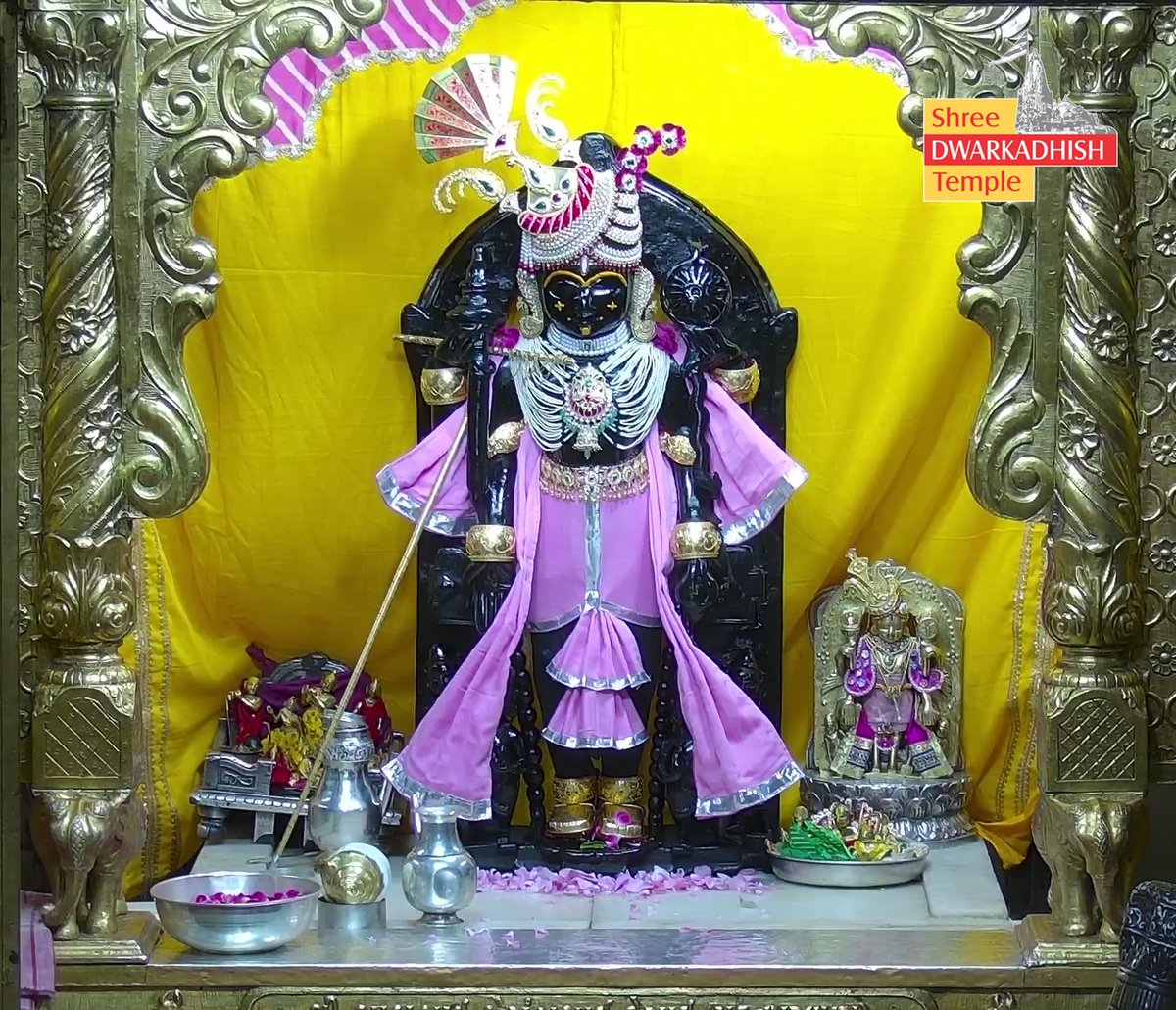 राजाधिराज द्वारकाधीश जी के श्रृंगार आरती दर्शन🙏🏻
श्री द्वारकाधीश मंदिर द्वारका,गुजरात
दिनांक :- 04/05/2026 सोमवार                                             

#Dwarka #shringararti
#ShridwarikadhishmandirOfficial