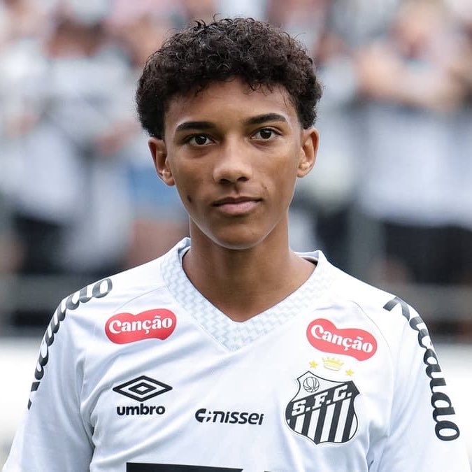 centregoals's tweet photo. 🚨🚨| NEW: Neymar got into a 𝐅𝐈𝐆𝐇𝐓 with 18-year-old Robinho Junior at training ground after tripping him up, among other things. 

Neymar was irked by a dribble from Robinho's son.

He later called the young player and sent messages to the family to apologise, knowing he'd made a mistake. 

Robinho Jr, who gets along great with Neymar, was 𝐇𝐔𝐑𝐓 by the situation. 

[@geglobo, @ESPNBrasil]