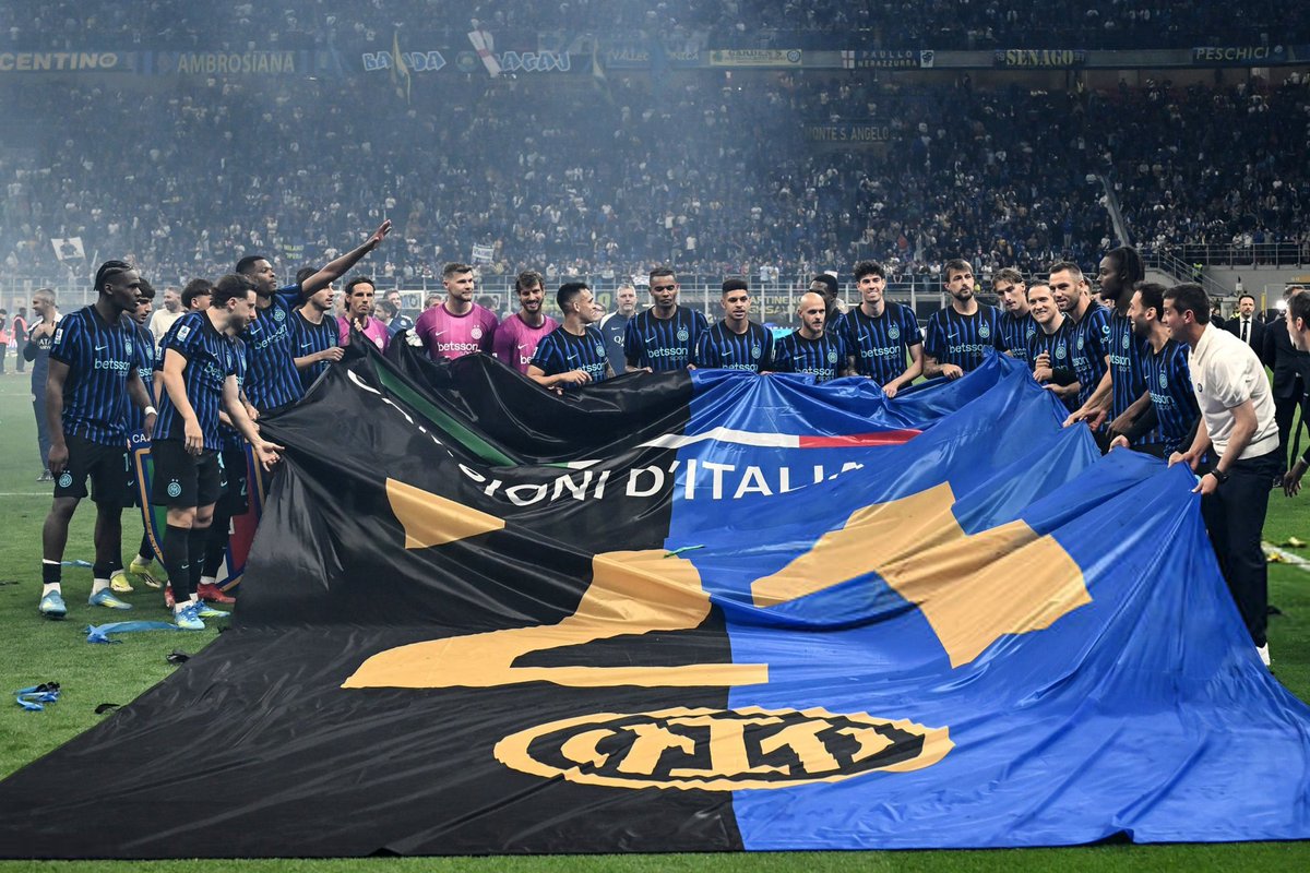 InterMilanFRA's tweet photo. BONJOUR À TOUS CEUX QUI SONT CHAMPIONS D’ITALIE. ⚫️🔵 https://t.co/cEVixJejpt