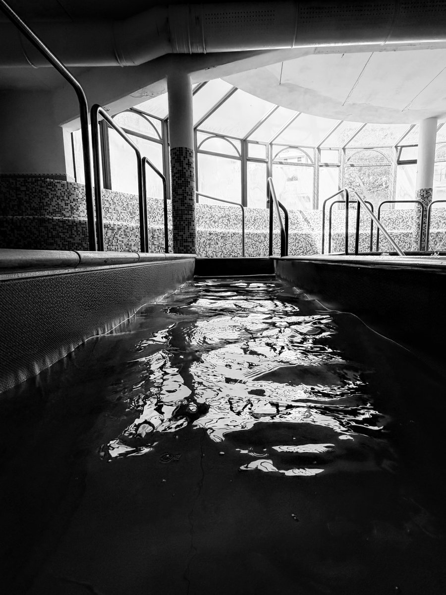 Alonein43672278's tweet image. #photography #blackandwhite #swimmingpool #bath #sun #reflex