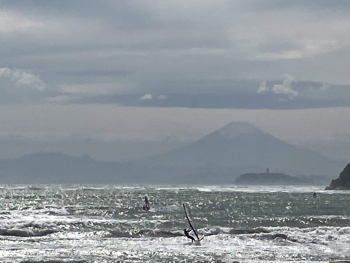 hiro1223386's tweet photo. 富士山🗻江の島🏝️
 #富士山
 #江の島 https://t.co/K6GtQlf0tu