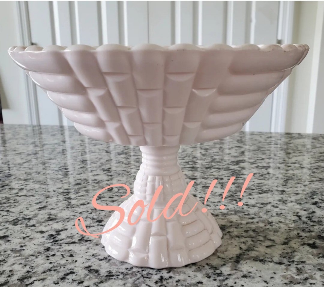 DistinctVintage's tweet photo. Jeannette Shell Pink Milk Glass Louisa Fruit Bowl Basketweave Pattern. Found a new home visit https://t.co/79weYfUzOf https://t.co/kNKTzoscRi