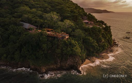 SixStarHotels's tweet image. Discover the unparalleled luxury of ONE&amp;amp;ONLY MANDARINA in Mexico. Nestled amid lush jungles and pristine beaches, this retreat offers an exclusive escape with world-class amenities and breathtaking views. Indulge in serenity and adventure. #LuxuryTravel #MexicoRetreat