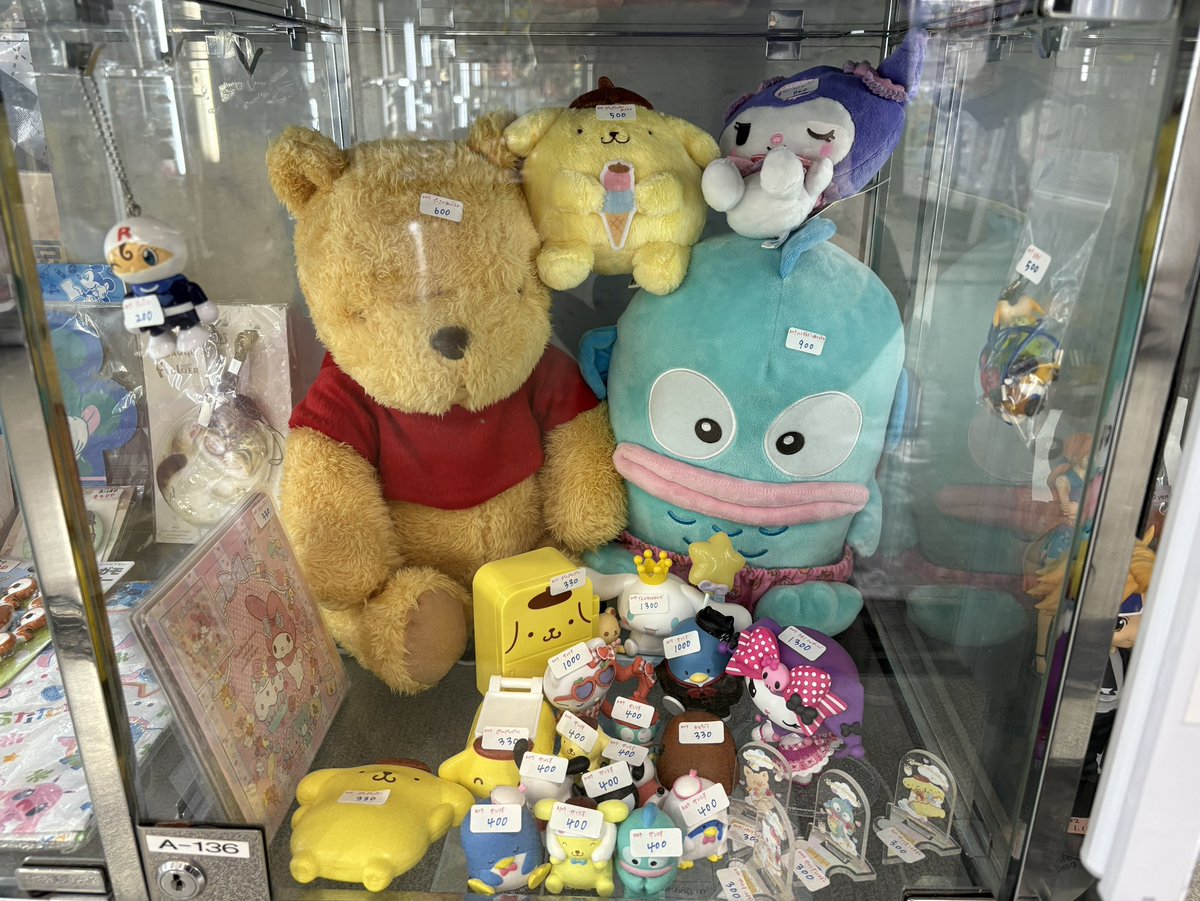 ぬいぐるみ大量 写真立て ミニ椅子 バスケット ディズニー サンリオ ジブリ等 ☆A136ケースに入荷しました！！ サンリオ/ディズニー ぬいぐるみ