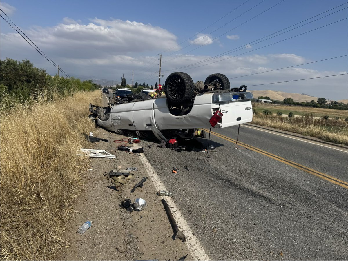 ChpPorterville's tweet photo. Earlier today, our Officers responded to two separate rollover crashes, one near Strathmore and another near Hot Springs. Fortunately, all parties walked away with minor injuries. Please drive safe, obey all traffic laws, and keep your vehicle on its wheels #drivetoarrive #chp https://t.co/UJvKLx2eBI