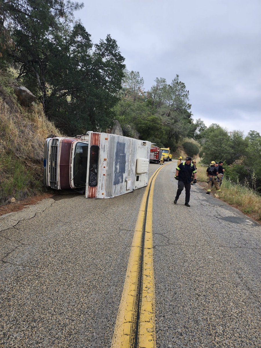 ChpPorterville's tweet photo. Earlier today, our Officers responded to two separate rollover crashes, one near Strathmore and another near Hot Springs. Fortunately, all parties walked away with minor injuries. Please drive safe, obey all traffic laws, and keep your vehicle on its wheels #drivetoarrive #chp https://t.co/UJvKLx2eBI