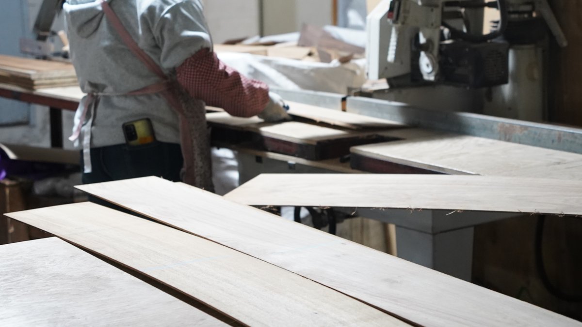 sarahstew147's tweet photo. Precision in Motion: Crafting Premium Wood Flooring

#WoodProcessing #WoodFlooring #Manufacturing #IndustrialDesign #Carpentry #Woodworking #FlooringIndustry #Timber #FactoryWork #PrecisionEngineering #InteriorMaterials #HardwoodFlooring https://t.co/g6ufYQn93A