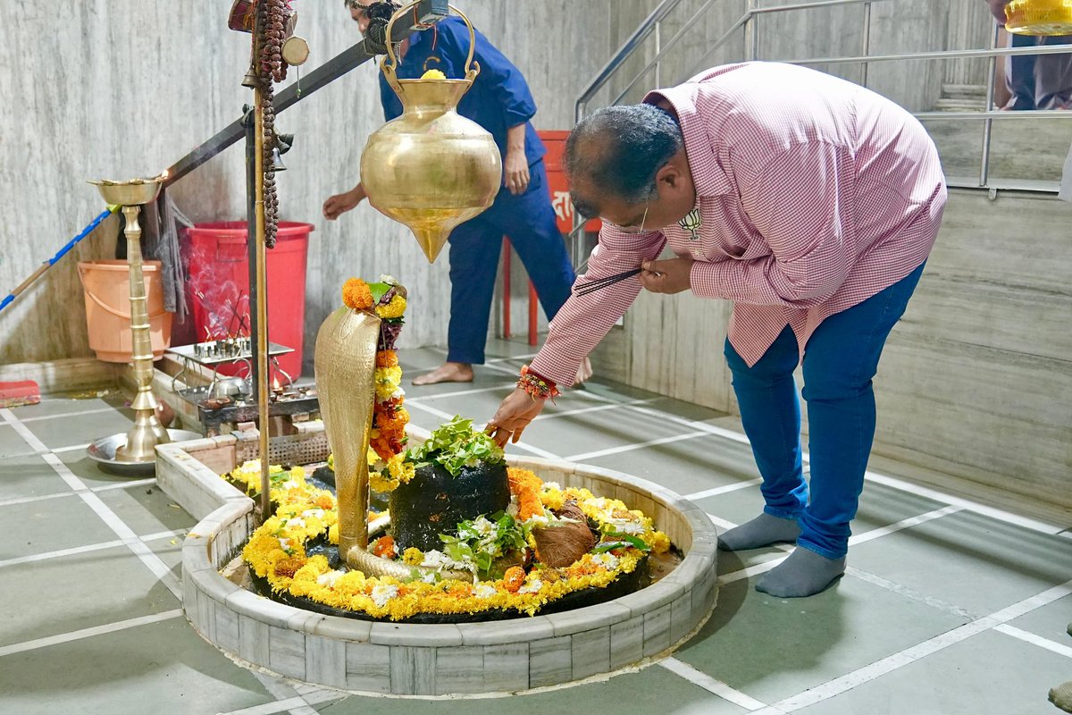 RaviDadaChavan's tweet image. हर हर महादेव!

डोंबिवली पूर्व येथील श्री पिंपळेश्वर महादेव मंदिरात भगवान शिवशंकराचे मनोभावे दर्शन घेतले.

यावेळी सर्वांना सुख-समृद्धी आणि उत्तम आरोग्य लाभो अशी प्रार्थना केली. 

#PimpaleshwarMahadev #HarHarMahadev #Dombivli
