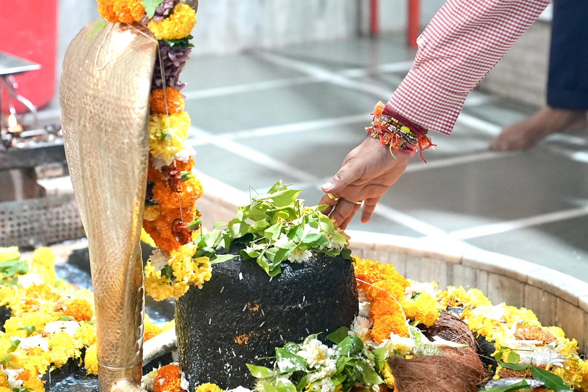 RaviDadaChavan's tweet image. हर हर महादेव!

डोंबिवली पूर्व येथील श्री पिंपळेश्वर महादेव मंदिरात भगवान शिवशंकराचे मनोभावे दर्शन घेतले.

यावेळी सर्वांना सुख-समृद्धी आणि उत्तम आरोग्य लाभो अशी प्रार्थना केली. 

#PimpaleshwarMahadev #HarHarMahadev #Dombivli