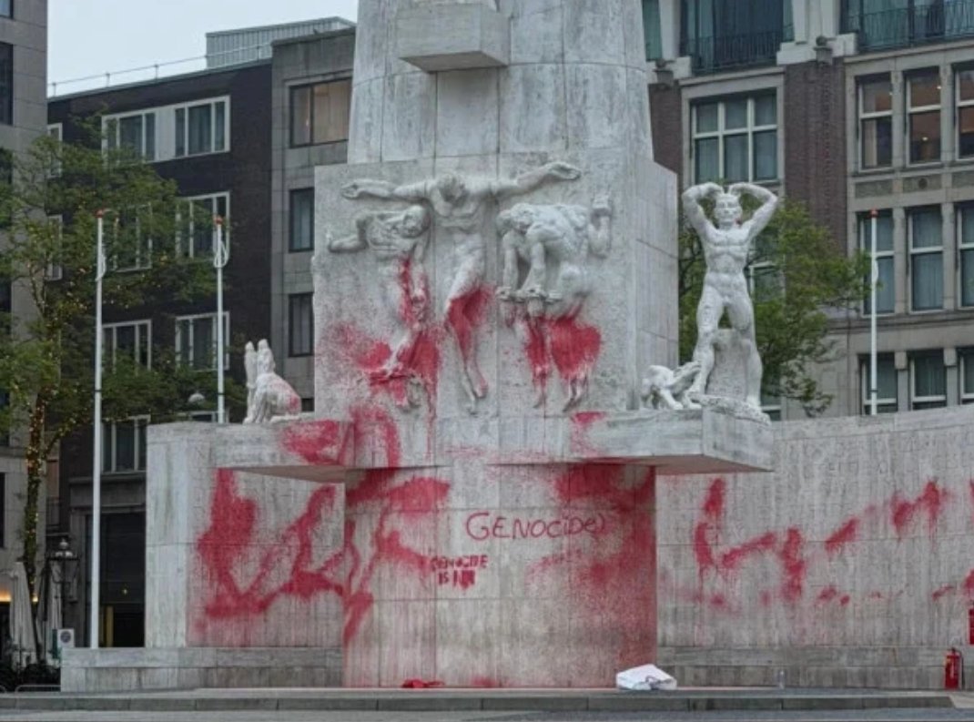 RoyGrinwis's tweet image. Je hoeft het niet met elkaar eens te zijn. Je mag discussiëren, demonstreren, schreeuwen desnoods.

Maar blijf met je poten van een monument waar we stilstaan bij de doden af.

Er zijn 364 dagen per jaar om je punt te maken. Maar blijkbaar is zelfs die ene dag van stilte en