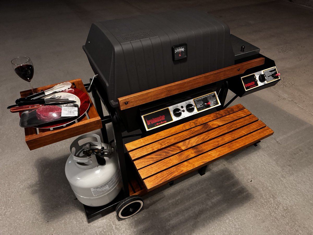 va2mcq's tweet photo. Le premier BBQ du printemps. Vintage Grill https://t.co/K7CQVSiu9u